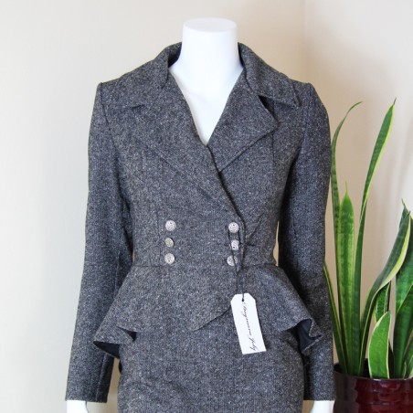 Tailleur croisé gris jupe crayon avec veste à basque double boutonnage