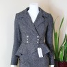 Tailleur croisé gris jupe crayon avec veste à basque double boutonnage