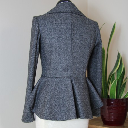 Tailleur croisé gris jupe crayon avec veste à basque double boutonnage