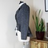 Blazer à boutonnage croisée en tweed gris à basque  asymétrique, fait sur mesure