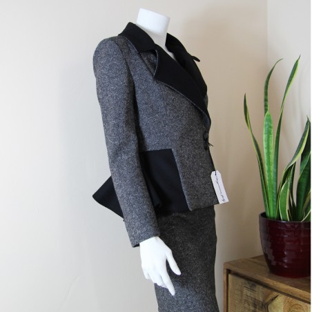 Tailleur croisé jupe droite à basque en tweed gris, fait sur mesure