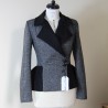 Tailleur croisé jupe droite à basque en tweed gris, fait sur mesure