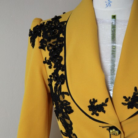 Gros plan sur la dentelle et col châle d’une veste de soirée pour femme