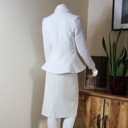 Blazer blanc col châle cintrée et évasée, fait sur mesure