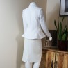 Blazer blanc col châle cintrée et évasée, fait sur mesure
