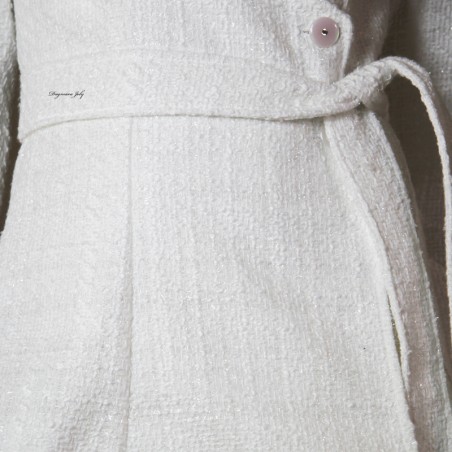 Veste portefeuille ceinturée blanc à épaulé dénudée en tweed