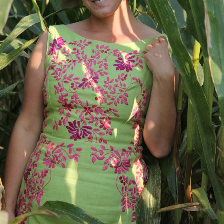 Linen short sleeveless green dress , floral design, embroidered.